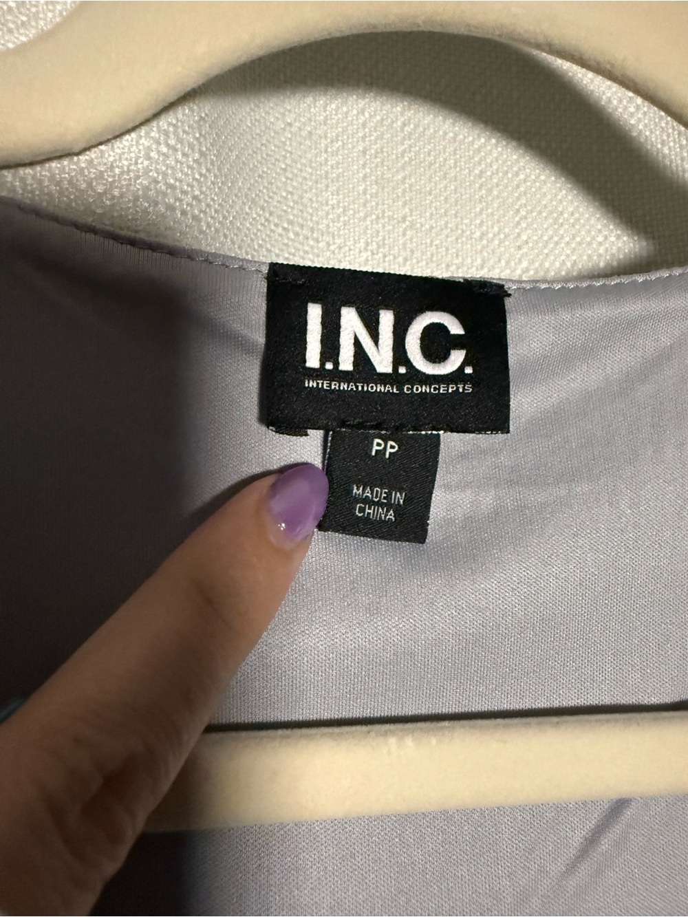 I.N.C. Silver Metallic Twist Plunge Pleated Sleeveless Top Size Petite Small - Picture 4 of 7